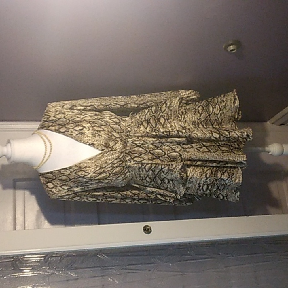 DO+BE snake print shrt dress. Sz M. Lng sleeve. Surplice neckline. Layered skirt